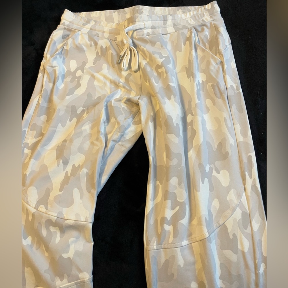Buffbunny snow camo joggersSOLD ON MERC